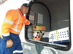 2014-12-10 5 Graeme Jackson loads Gary the penguin into the hold r