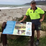 bernie-fahey-installing-the-new-cobden-seabird-interpretation-signs-22-dec-2016-thumbnail