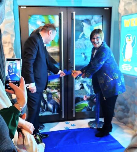 Richard-and-Maureen-cut-the-ribbon-for-the-new-penguin-encounter-centre 